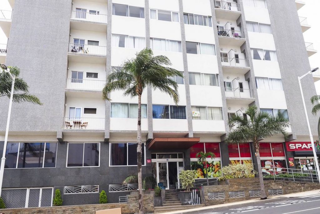 Apartamentos Brujas, en Santa Cruz de Tenerife, es uno de los establecimientos que, a partir de hoy, puede permanecer abiertos. Sergio Méndez