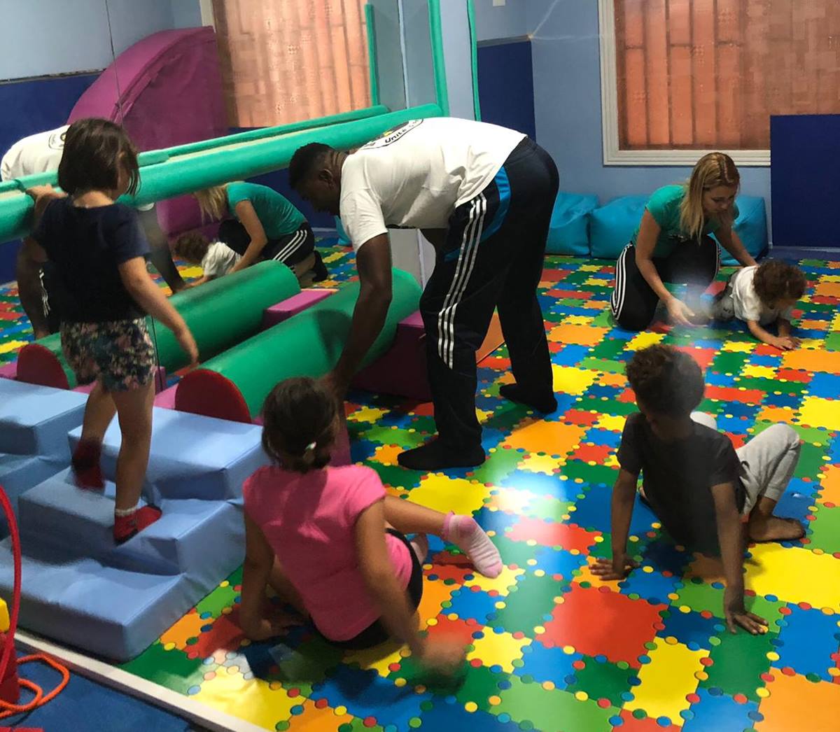 Varios niños juegan en las dependencias de la Asociación Autismo Sur. DA