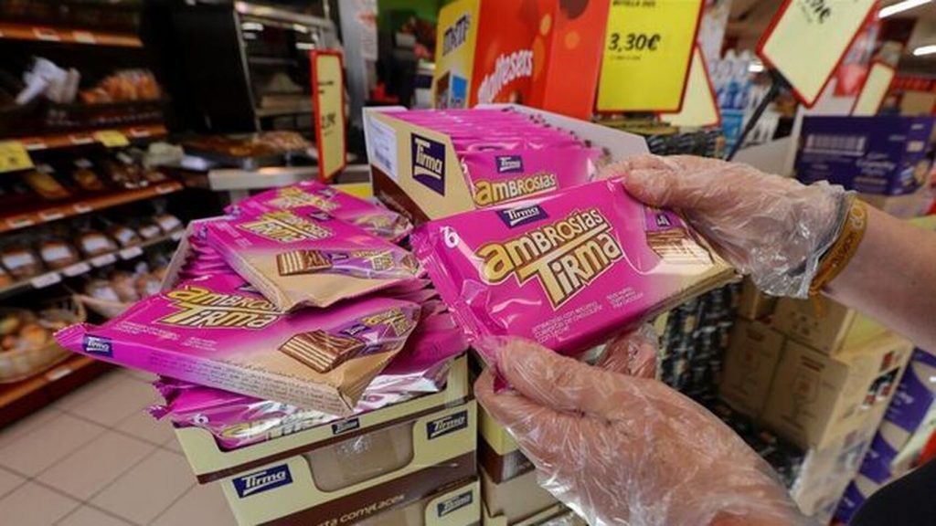 Un consumidor coge un paquete de Ambrosías Tirma en un supermercado. EE