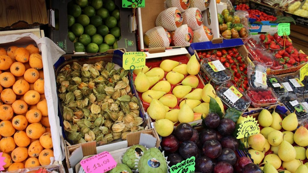 Distintos tipos de frutas a la venta en una frutería. Pixabay
