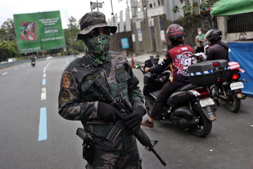 Un miembro del ejército filipino patrulla las calles del país EUROPA PRESS
