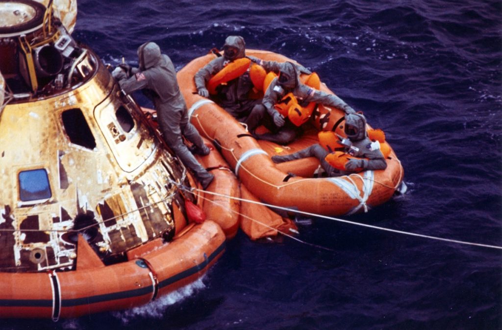 Las medidas de seguridad comenzaban tras el amerizaje, con los astronautas vistiendo unos trajes de contención biológica. NASA