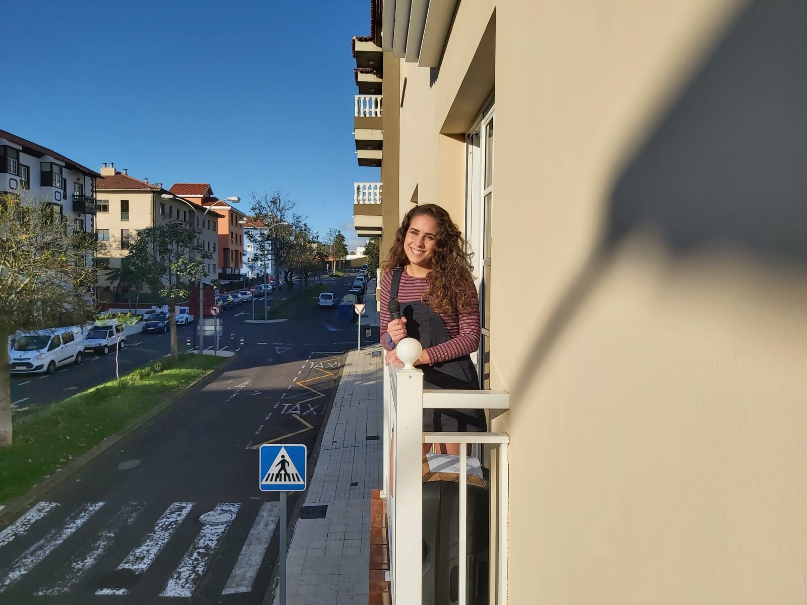Antonella Vega, cantante de orquesta, se siente muy acogida por sus vecinos cuando les canta canciones para animarles la cuarentena. FOTO: DA