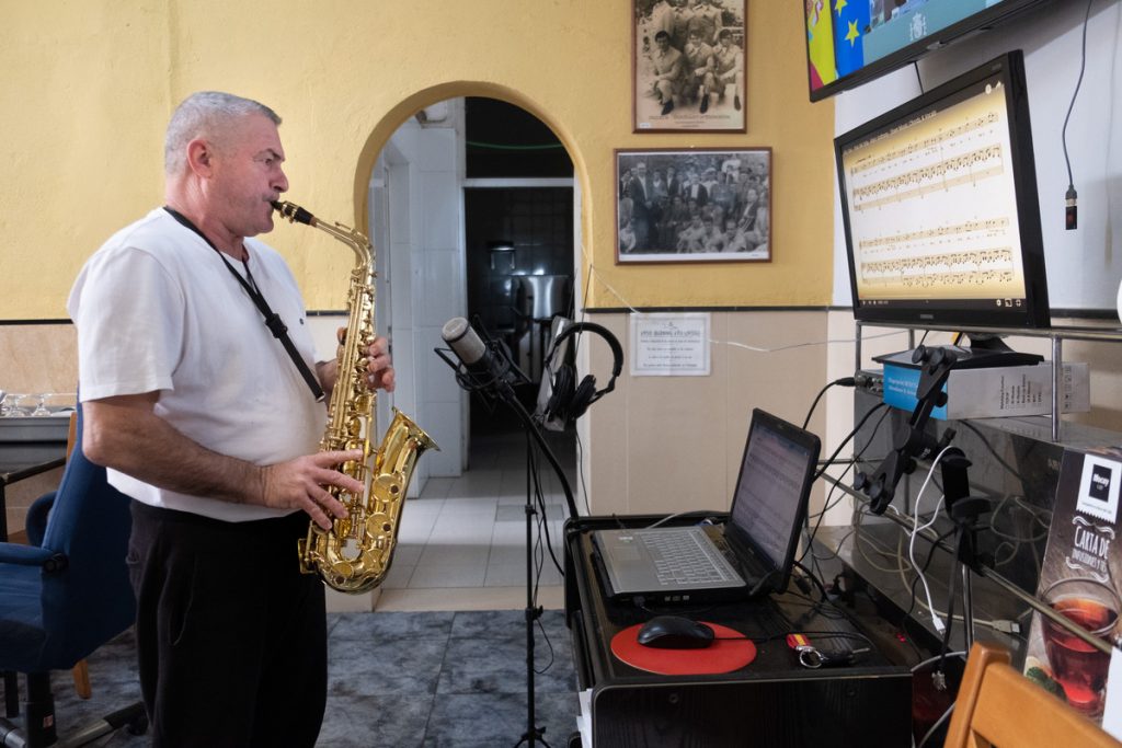 Fito Peña, en el estudio que ha montado en su sala tocando el saxofón / FRAN PALLERO