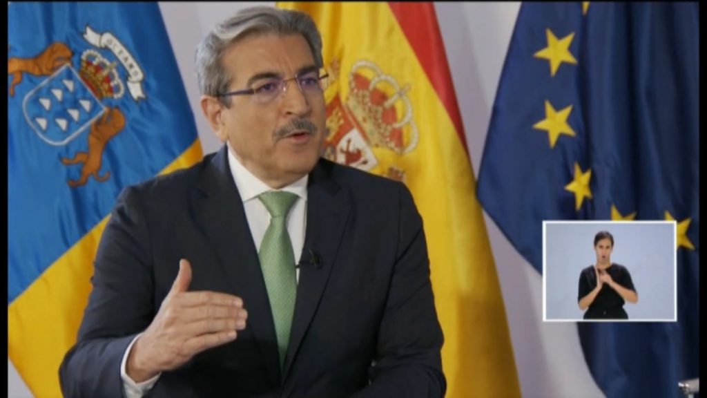 Captura de la entrevista con el vicepresidente y consejero de Hacienda autonómico, Román Rodríguez, anoche en la televisión pública isleña . RTVC