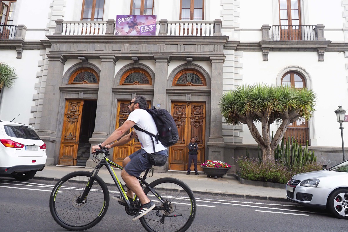 Un hombre en bicicleta en Santa Cruz de Tenerife. Sergio Méndez