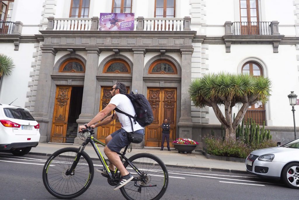 Un hombre en bicicleta por Santa Cruz. Sergio Méndez