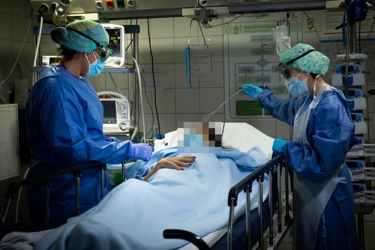 Una paciente con un cuadro neurológico que se puede asociar a coronavirus, es atendida por dos enfermeras de Urgencias del HUC