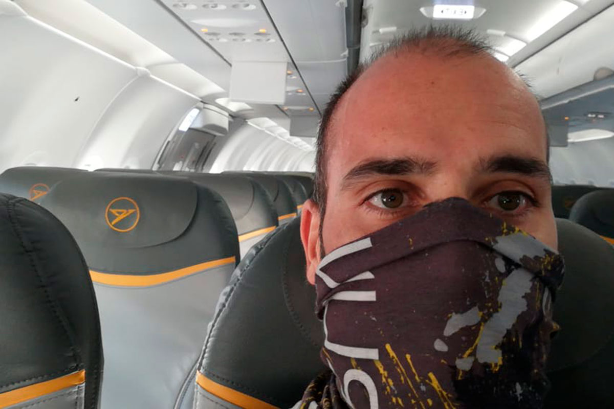 Roberto Berdayes en uno de los aviones que lo trajo de vuelta a su casa, en el Norte de Tenerife después de dos y meses y medio que viajó a Filipinas junto a su mujer, Daura