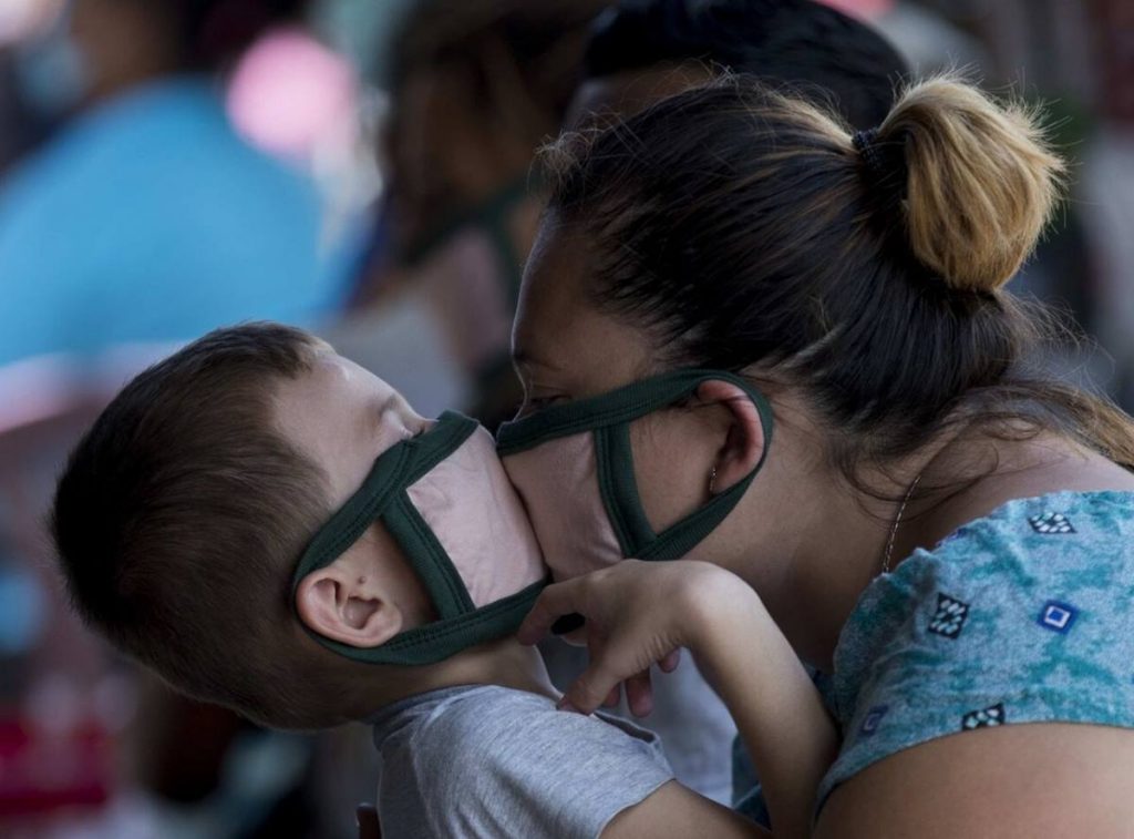 Después de 35 días encerrados, piden que los niños pisen la calle. EFE