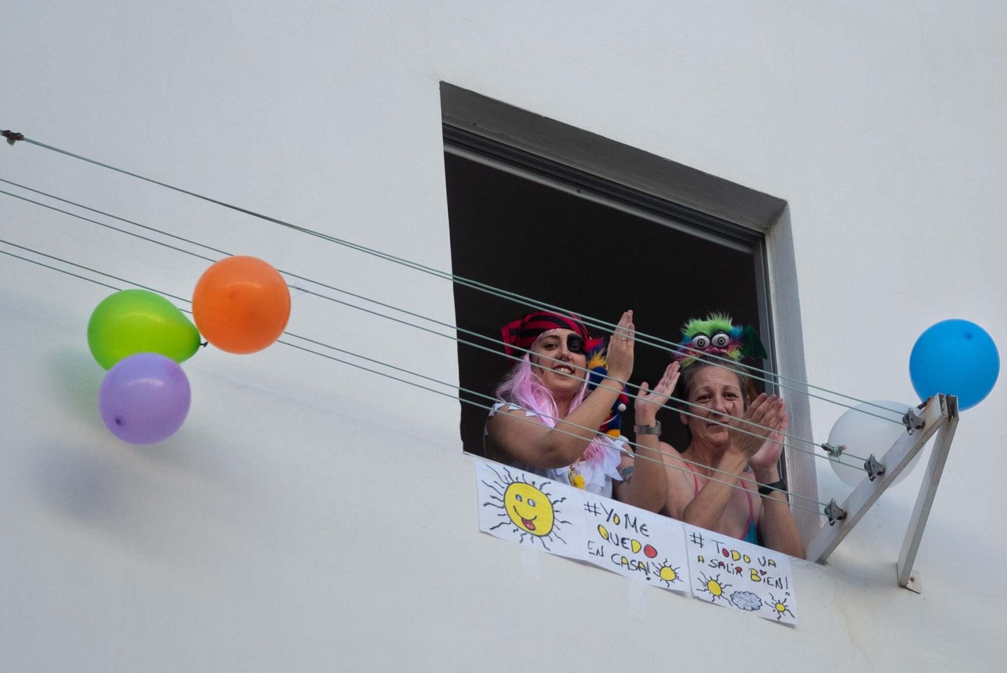 “Todo va a salir bien”, afirma el cartel que Tamara, la Dj oficial del Barrio, colgó en su ventana. FOTO: Fran Pallero.