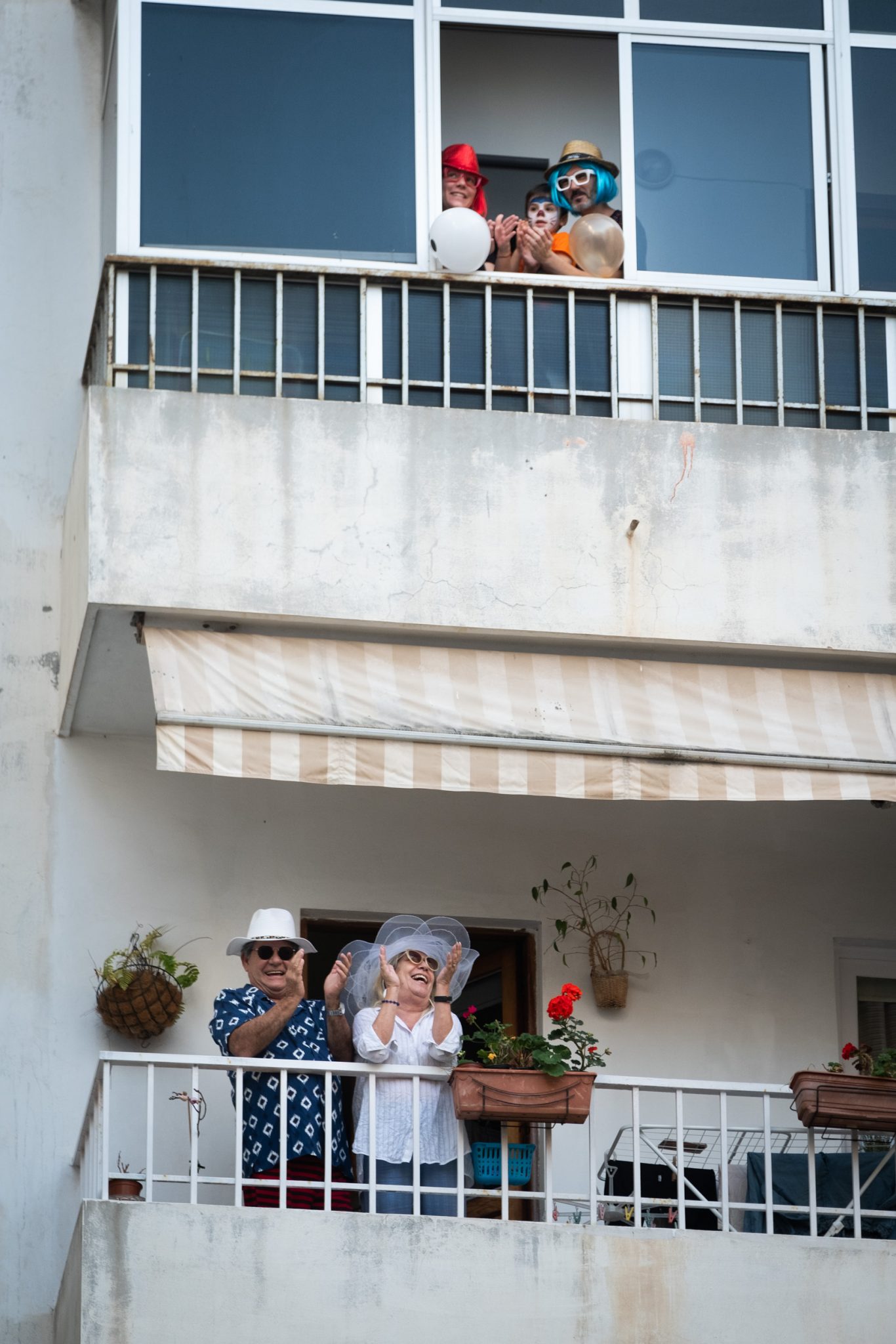 Estos vecinos llevan con alegría su responsable acto de cumplir con el estado de alarma. FOTO: Fran Pallero.