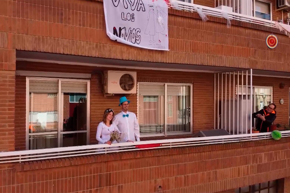 Se dan el 'sí quiero' en la terraza tras aplazar su boda el coronavirus