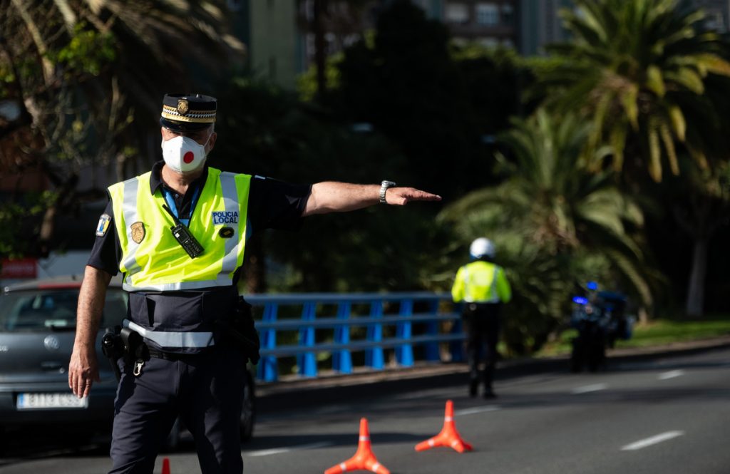 Control policial en Santa Cruz de Tenerife, durante el estado de alarma. Fran Pallero
