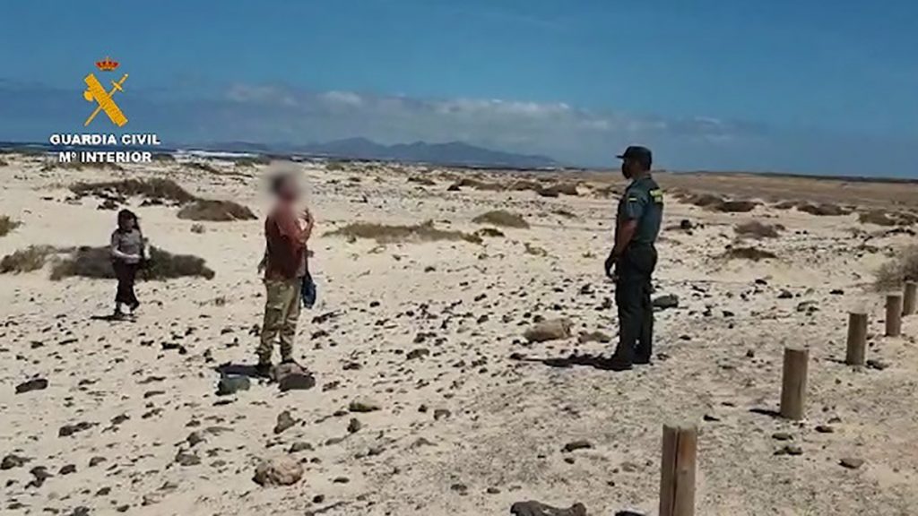 Denunciados dos turistas italianos por pasear por una playa del norte de Fuerteventura