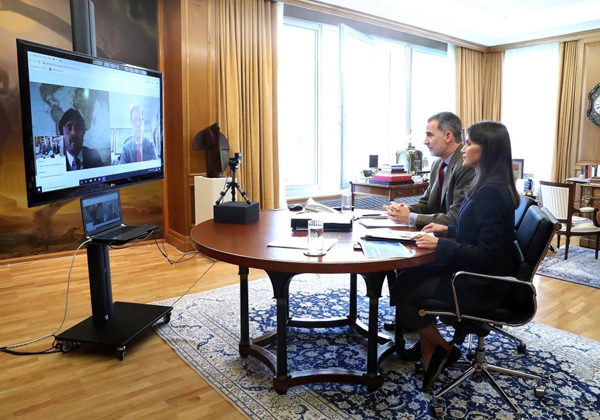Los reyes de España, durante la videoconferencia con los              representantes de la patronal hotelera. DA