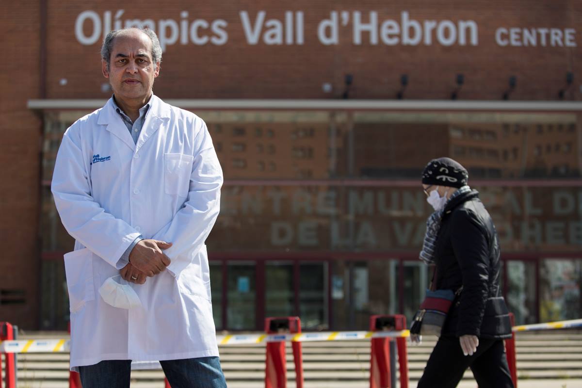 El doctor Benito Almirante, jefe del Servicio de Enfermedades Infecciosas de Vall d’Hebron, coordina la      investigación del ensayo en dicho hospital. EFE