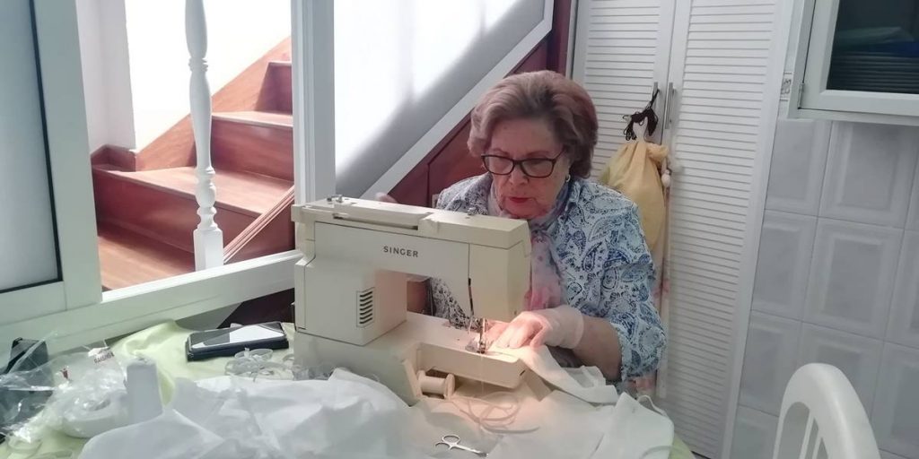 Inés cose mascarillas que regala a quienes las necesitan. DA