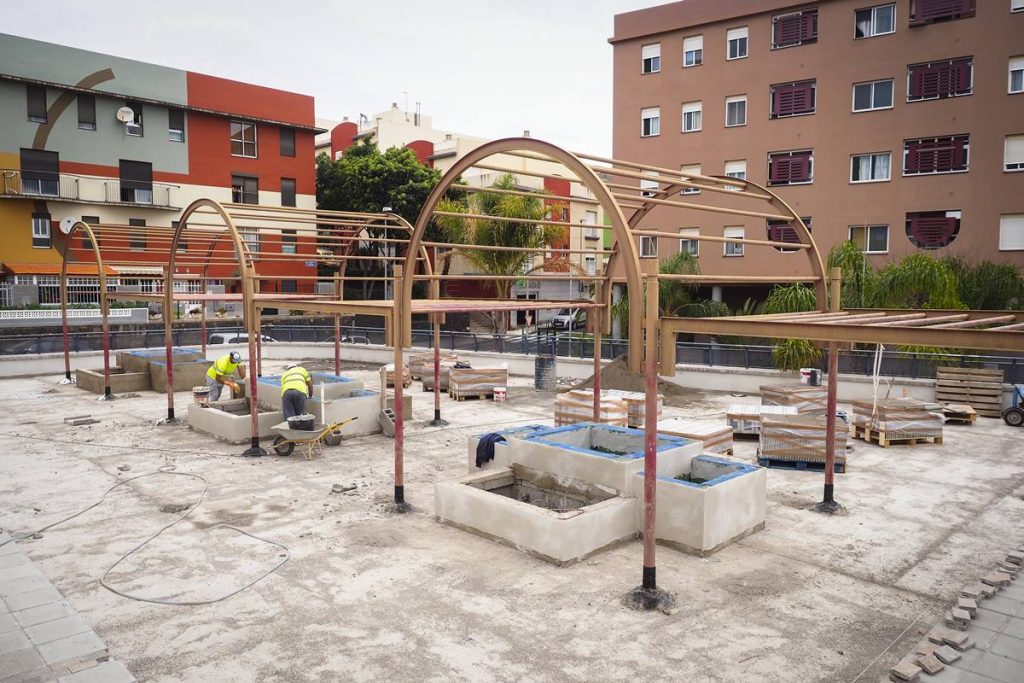 Las obras de remodelación de la plaza de Santa Clara se retomaron este lunes, barrio en el que ya se ha intervenido en la fachada de 337 viviendas distribuidas en siete bloques. Sergio Méndez