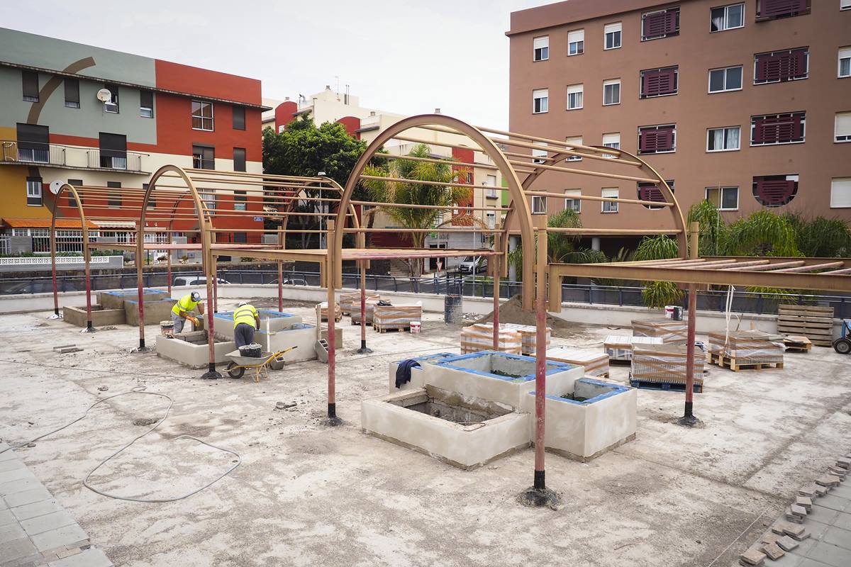 Las obras de remodelación de la plaza de Santa Clara se retomaron este lunes, barrio en el que ya se ha intervenido en la fachada de 337 viviendas distribuidas en siete bloques. Sergio Méndez