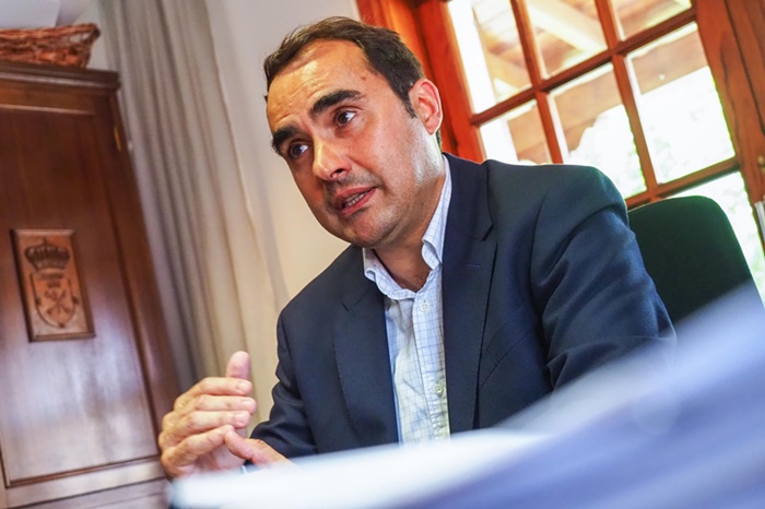Díaz pide a los vecinos que llamen al Ayuntamiento y soliciten su derivación a servicios sociales si lo necesitan. Sergio Méndez