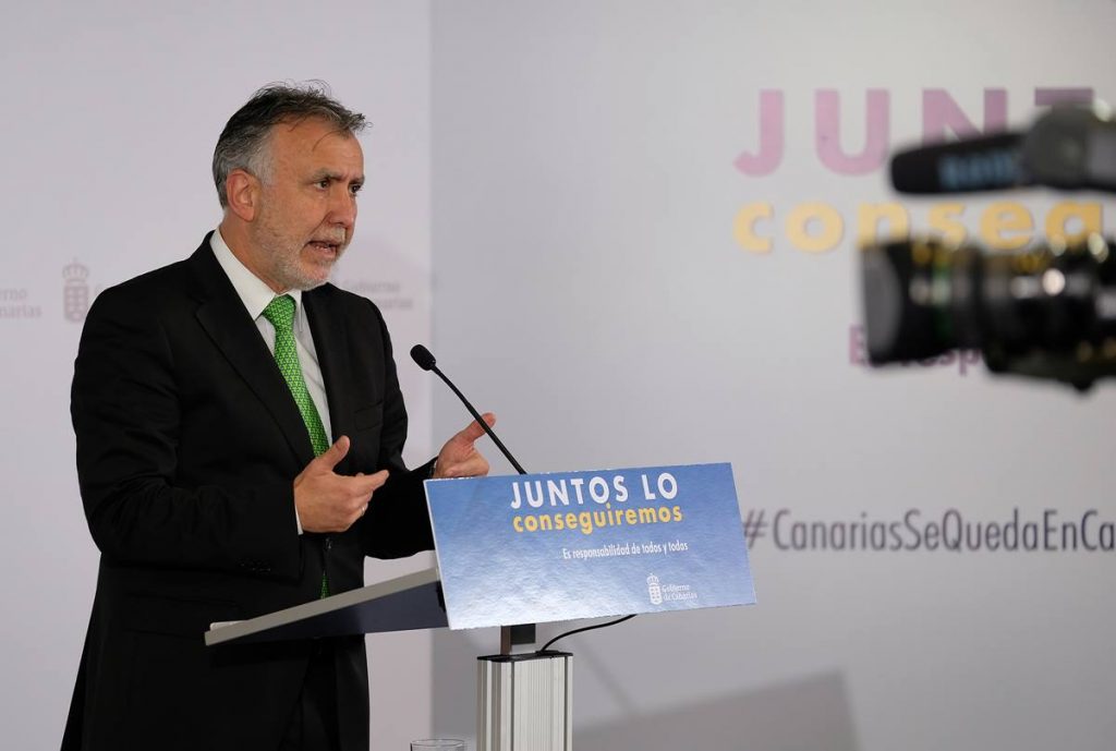 El presidente del Gobierno de Canarias, Ángel Víctor Torres, en la rueda de prensa que ofreció el domingo. DA