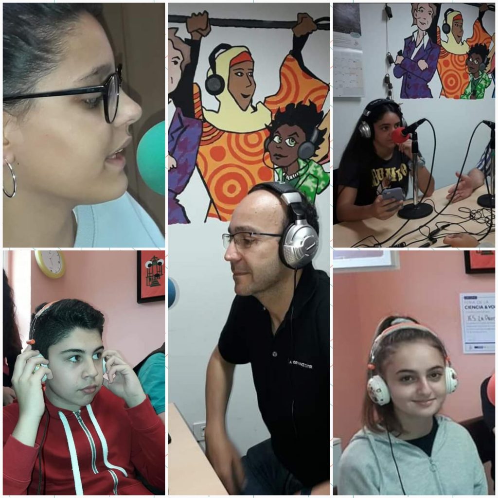los cuatro estudiantes cuyo proyecto resultó ganador y el profesor Enrique Mesa (en el centro) detallaron el trabajo en la radio del Instituto. DA
