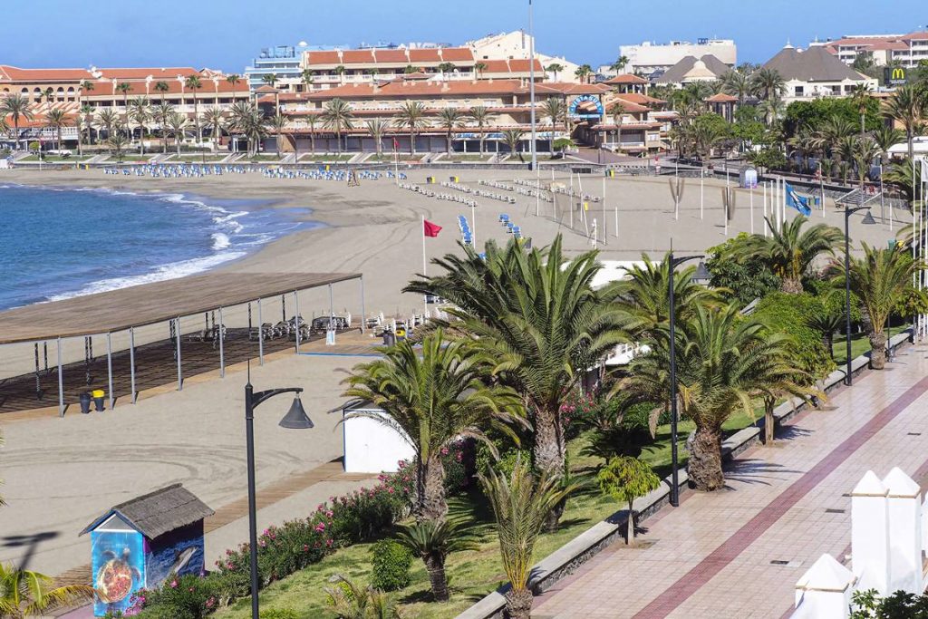 Imagen de una playa vacía en el sur de Tenerife. Según las previsiones de Turismo, las Islas pierden siete millones diarios por el turismo cero. DA