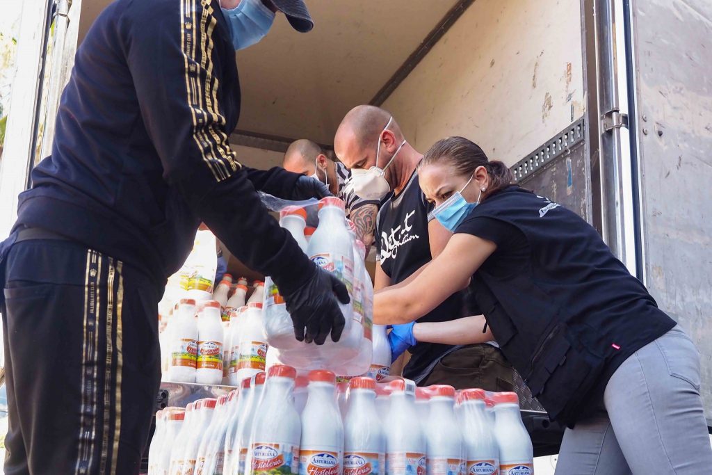 Voluntarios de la Fundación descargan mercancías para organizar las compras que luego repartirán. Sergio Méndez