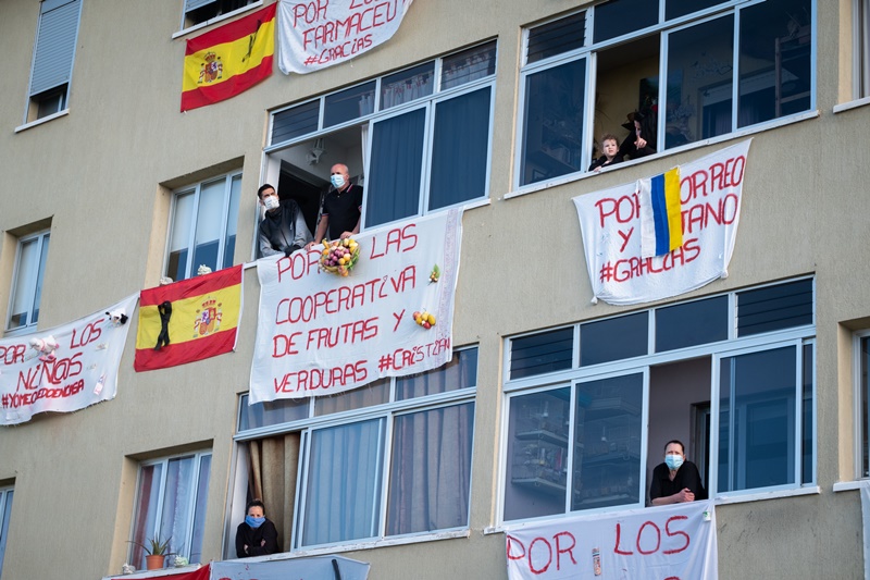 El edificio Lanzarote, ubicado en el barrio de La Vera, está empapelado de pancartas de agradecimiento. Fran Pallero