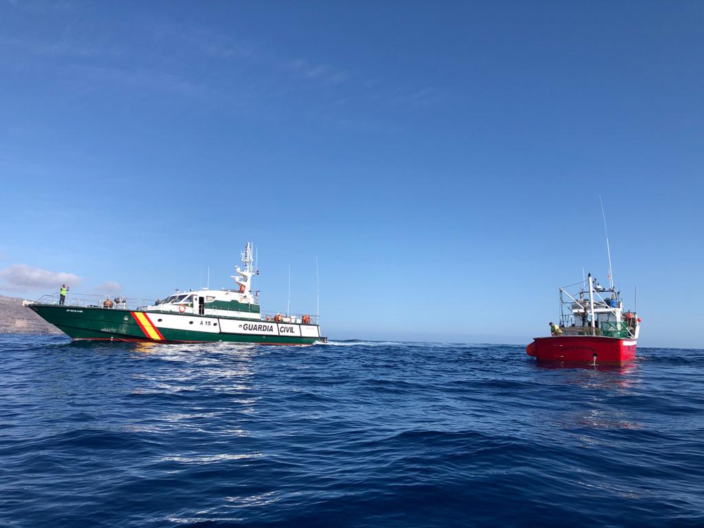 La Guardia Civil sorprende a una embarcación faenando con artes ilegales en aguas de La Gomera