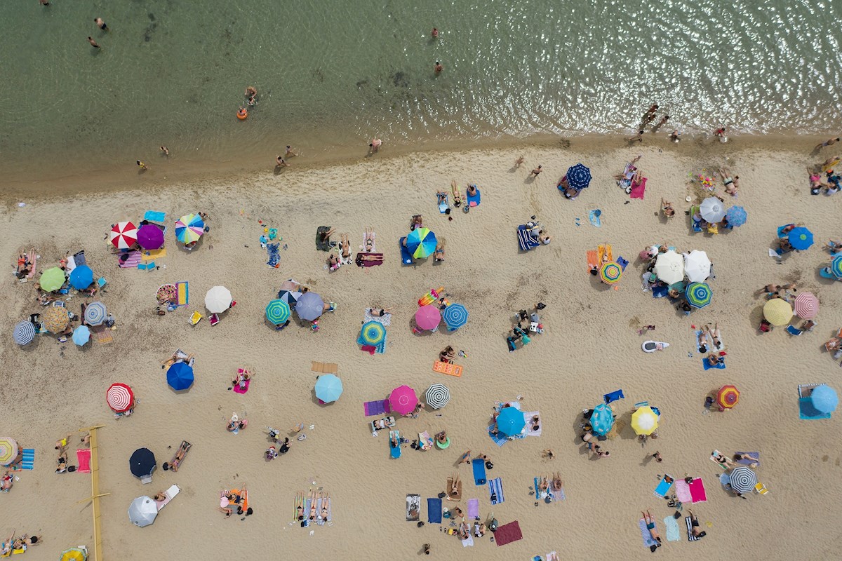 Los griegos estrenan las playas bajo una ola de calor y con distanciamiento. EFE/EPA/DIMITRIS TOSIDIS