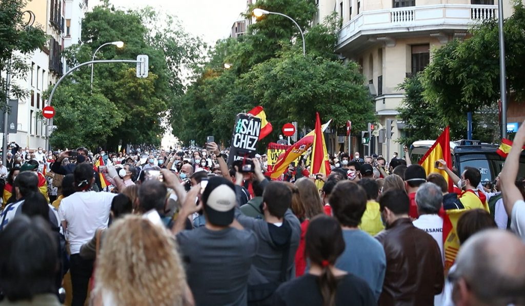 Cientos de personas piden ante sede del PSOE en Madrid la dimisión de Sánchez