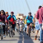 Varias personas pasean y montan en bicicleta a primera hora en Zaragoza. EE