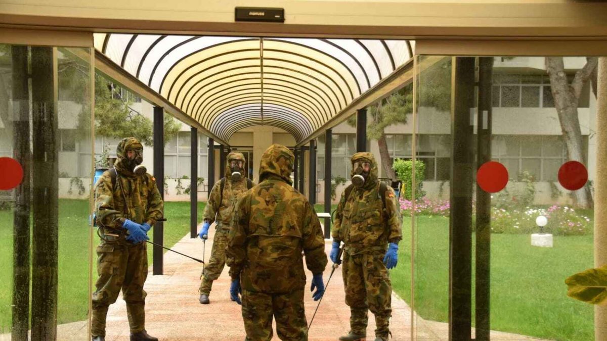 Personal del Ejército de Tierra en plenas labores de desinfección. Ministerio de Defensa