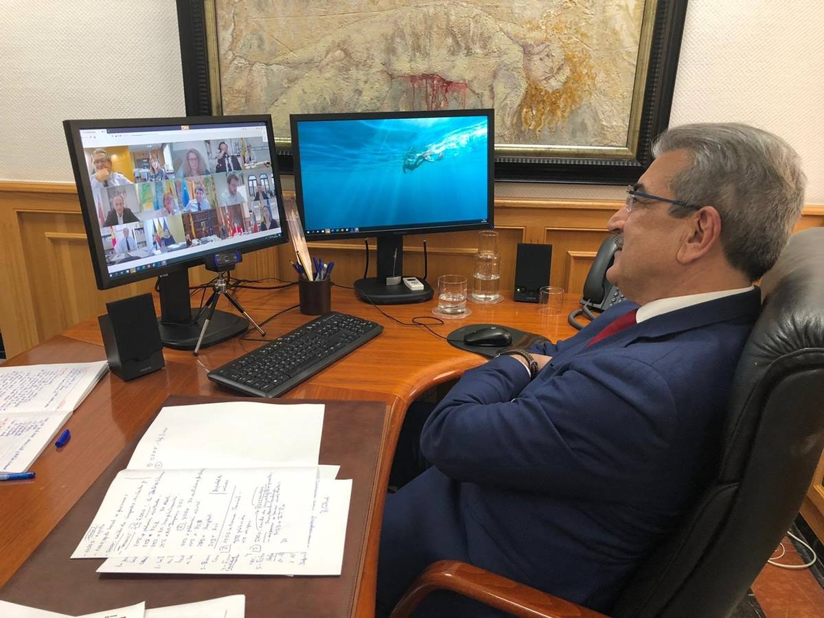 El vicepresidente de Canarias, Román Rodríguez, en una reunión por videoconferencia con la ministra de Hacienda, María Jesús Montero. EP