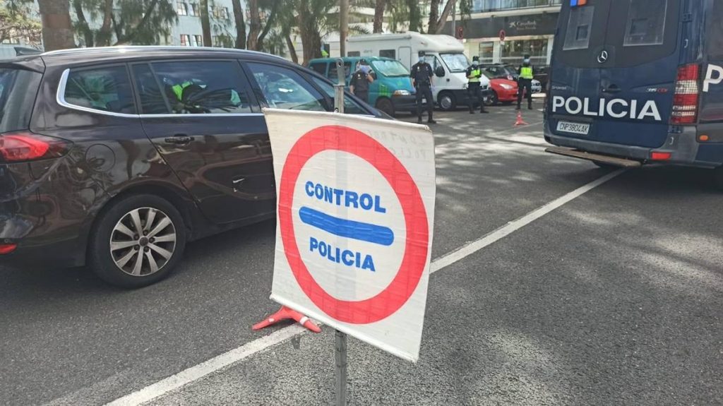 Control policial en Las Palmas de Gran Canaria durante el estado de alarma. EP