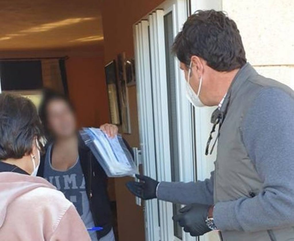 El alcalde, Emilio Navarro, entregando mascarillas puerta a puerta / DA