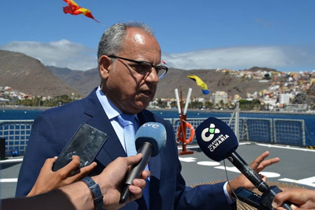 Casimiro Curbelo, presidente del Cabildo de La Gomera, reclama un mayor control en el puerto de Los Cristianos. DA