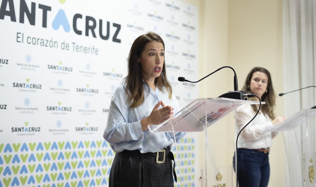 Patricia Hernández y Elena Mateo, ayer, en la presentación del nuevo servicio educativo. / DA