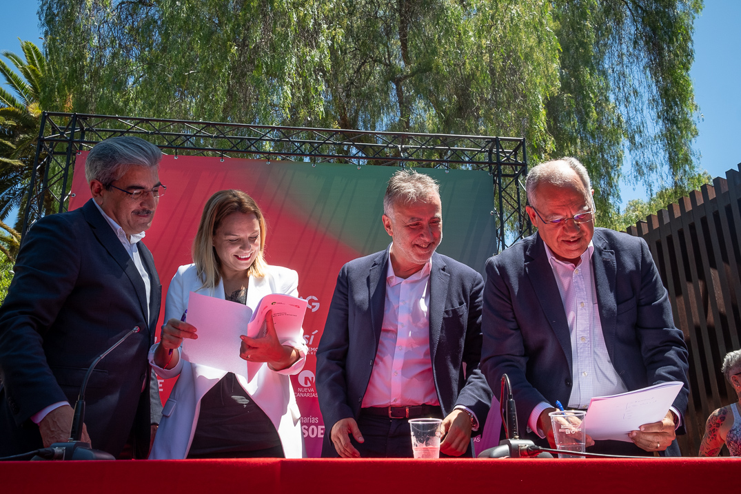 Román Rodríguez (NC), Noemí Santana (Podemos), Ángel Víctor Torres (PSOE) y Casimiro Curbelo (ASG), en la firma del pacto. / FRAN PALLERO 