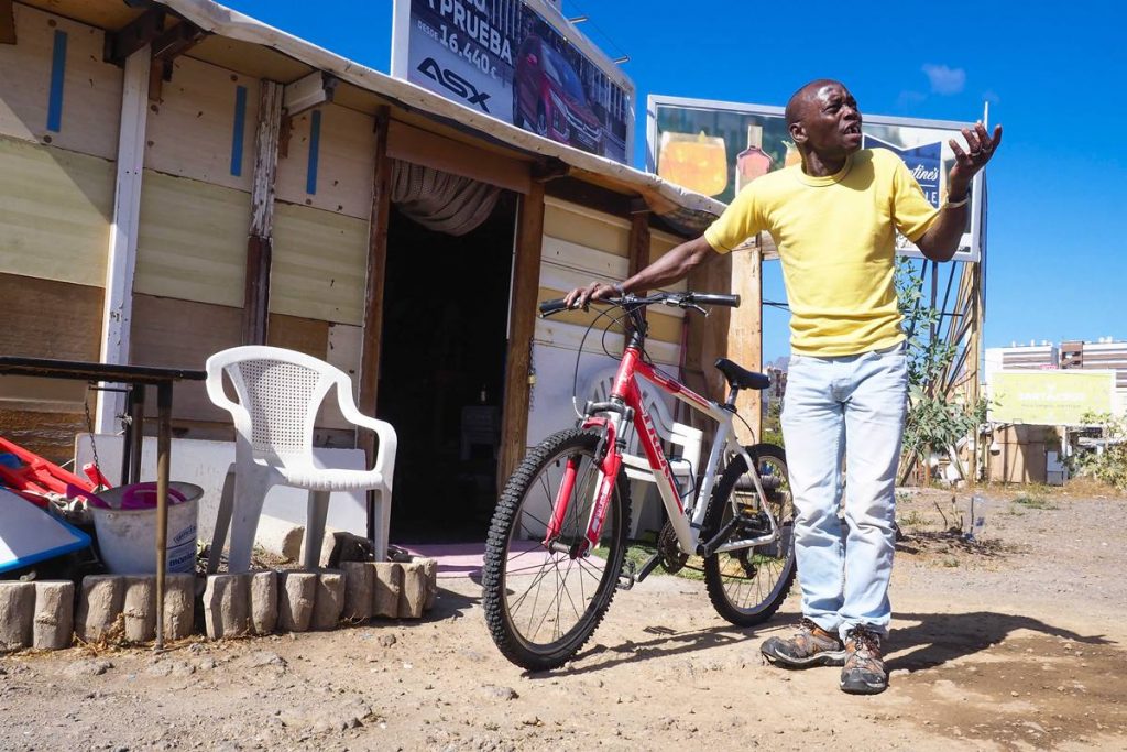 Moisés vino hace dos décadas de Sierra Leona con el sueño de un futuro mejor, y ha acabado construyendo su propia chabola, en la que vive desde hace siete años. Sergio Méndez
