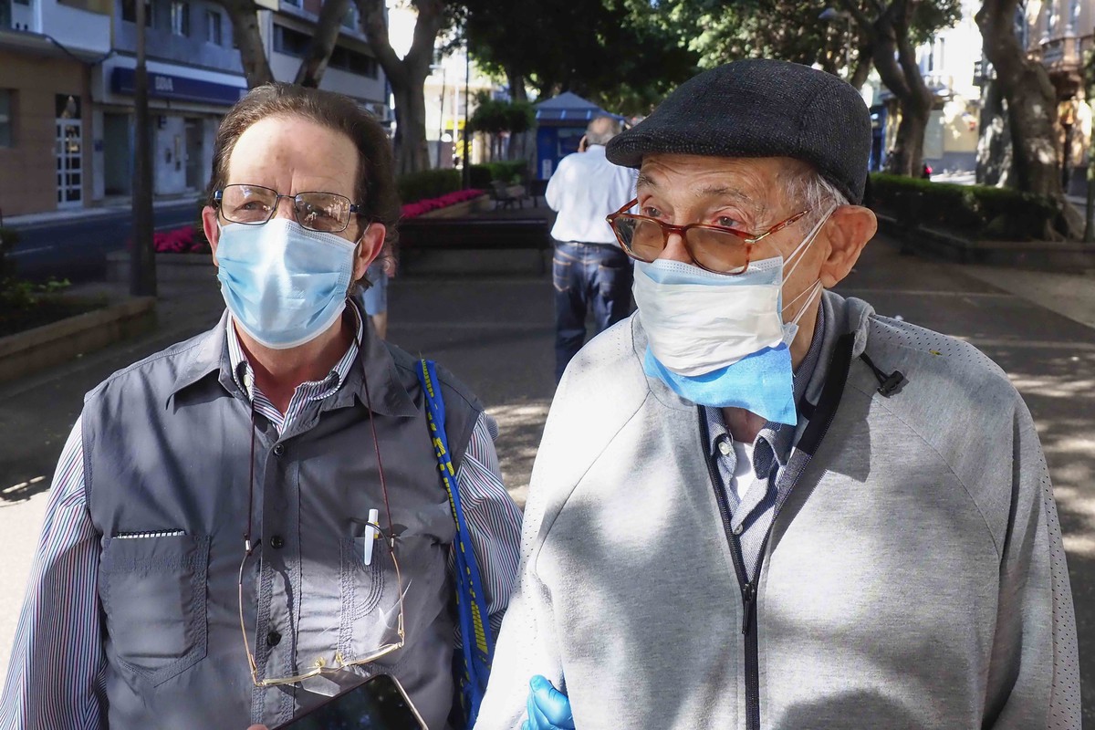 Carlos acompaña a su padre vicente, de 90 años y con alzheimer. FOTO: Sergio Méndez