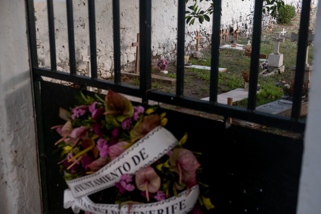 El Ayuntamiento capitalino llevó flores a los diferentes cementerios del término municipal. FOTO: Fran Pallero