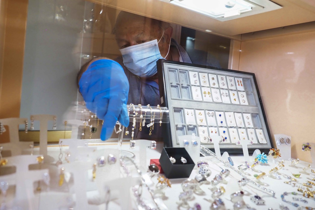 La tienda compro oro más antigua de Canarias adquiere en torno a 600 gramos de oro al mes. Con unos márgenes de ganancias “muy ajustados”, su propietario cree que el negocio acabará en breve y asegura que este metal escasea. FOTO: Sergio Méndez