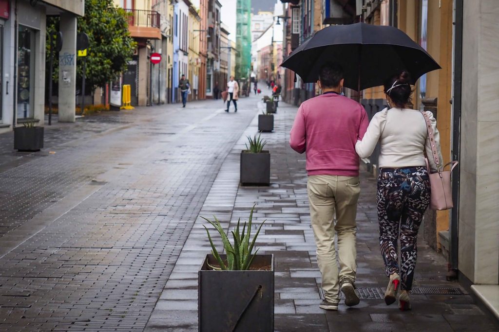Una pareja pasea por La Laguna. Sergio Méndez