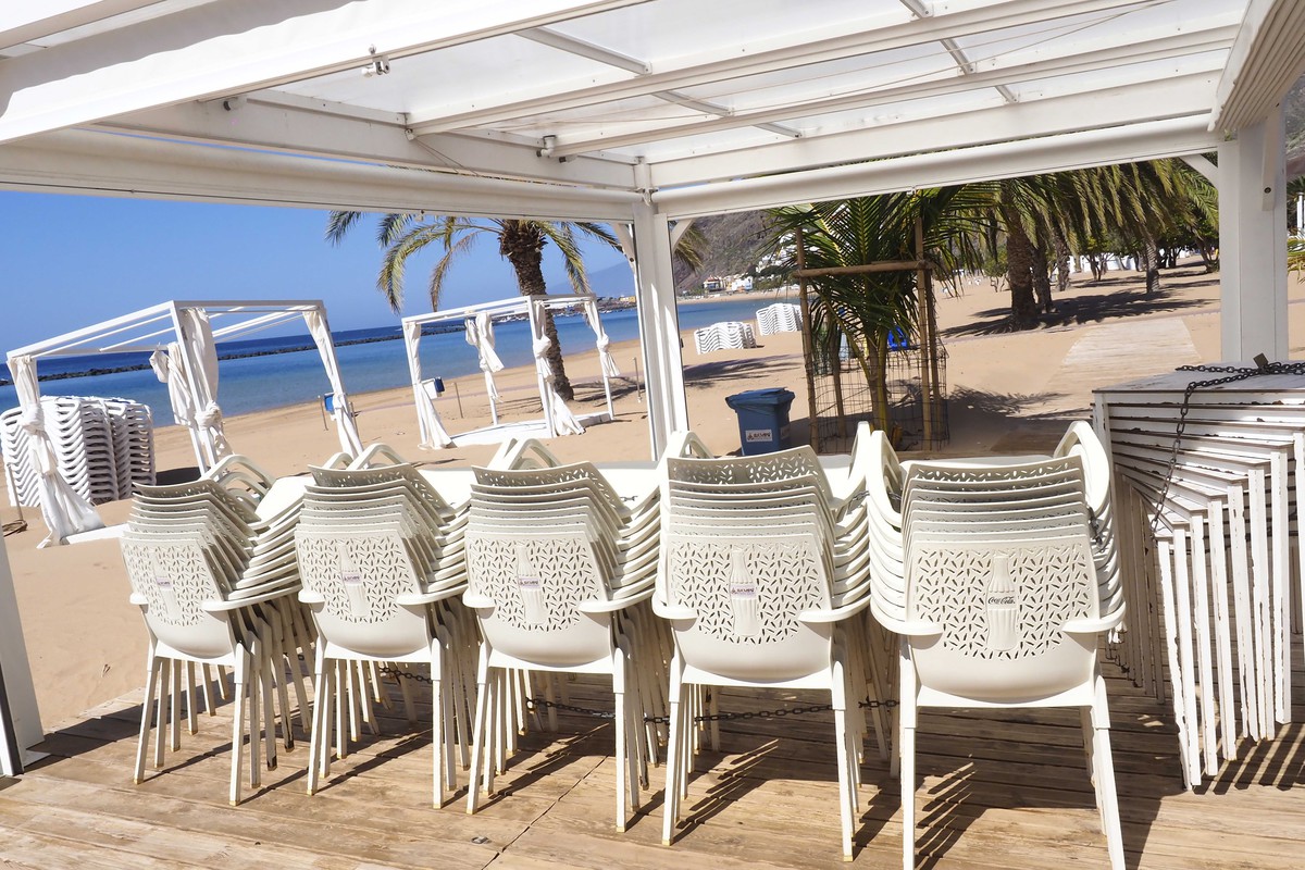 La playa de Las Teresitas se prepara para la reapertura a los bañistas este lunes, después de que se haya aprobado el pase a la fase 2 en Tenerife. Sergio Méndez