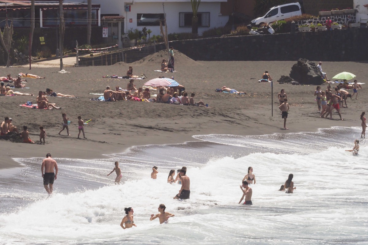 Punta Brava registró una afluencia considerable de bañistas desde primeras horas de la mañana, aunque se pudieron mantener bien las distancias de seguridad exigidas. Sergio Méndez