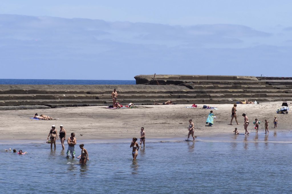 Las piscinas de Bajamar reabrieron ayer al público. / SERGIO MÉNDEZ