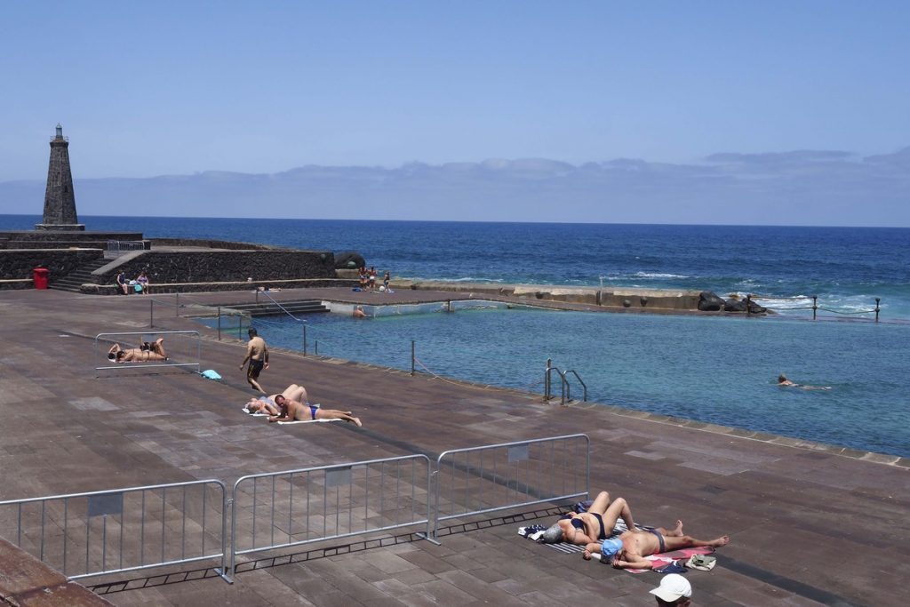 Las piscinas de Bajamar reabrieron ayer al público. / SERGIO MÉNDEZ